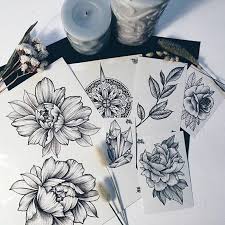 La maggior parte delle varietà di questo fiore cresce nell'acqua degli stagni e dei ruscelli, il che offre loro un aspetto sovrannaturale e li carica di un misticismo da cerimonia religiosa. 1001 Idee Di Tatuaggi Fiori Per Scegliere Quello Ad Hoc