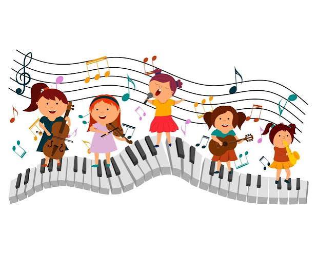 Ilustração colorida em estilo cartoon sobre fundo branco. Cinco meninas estão posicionadas em cima de um teclado de piano tridimensional e ondulado. Da esquerda para a direita: a primeira menina toca um violoncelo; a segunda toca violino; a terceira está ao centro, cantando em um microfone; a quarta toca violão; e a quinta toca saxofone. Ao fundo, linhas de uma pauta musical ondulada e diversas notas musicais coloridas flutuam ao redor das crianças, criando uma sensação de ritmo e movimento.