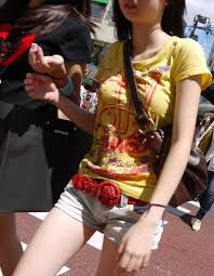 街撮り盗撮】素人娘の寄せて上げてる貧乳おっぱいに食い込むパイスラｗｗｗｗｗｗｗｗｗ | 素人エロ画像やったる夫