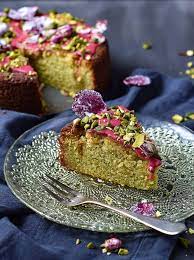Hier findest du kulinarische köstlichkeiten aus nordafrika, dem nahen osten, von der arabischen halbinsel, der türkei sowie des irans und iraks. Liebeskuchen Love Cake Mit Rosen Und Pistazien