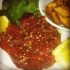 Tartare De Thon Rouge Assaisonne A L Asiatique Accompagne De Pommes Sautees Et De Salade Env 22 Restaurant A La Decoration Atypique Meat Lovers Food Meat