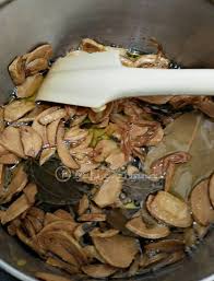 Campur satu sendok makan minyak zaitun dengan 3 hingga 4 siung bawang yang sudah dihaluskan. Seisi Keluarga Boleh Guna Kalau Sakit Wanita Ini Kongsi Manfaat Dan Resipi Minyak Bawang Putih Pelbagai Guna
