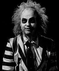 La pelicula basicamente trata sobre unos fantasmas que piden a beetlejuice ayuda para que hechen a los nuevos habitantes de su casa. Asi Se Ven Los Protagonistas De Beetlejuice 28 Anos Despues De Su Estreno Ayayay