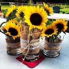 Deco Ete Ou La Fleur De Tournesol Cree Une Ambiance Rayonnante Centre De Table Mariage Deco Mariage Fait Main Deco Mariage Western