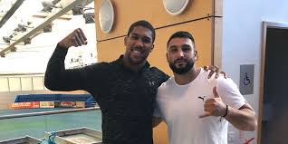 Almanya'nın en ünlü gazetelerinden biri olan bild ise genç boksörün kundaklama ve cinayet suçlarından arandığını yazdı. Klitschko Bezwinger Joshua Anthony Ein Hamburger Macht Den Champion Fit Mopo De