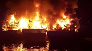 Penyebrangan dari kota pontianak ke jakarta ternyata bisa juga menggunakan kapal laut loh, yap dengan menggunakan kapal pelni yakni km lawit dan km bukit raya. Km Bahari Indonesia Rute Jakarta Pontianak Membawa 26 Orang Terbakar Hilang Kontak Di Laut Jawa Banjarmasin Post