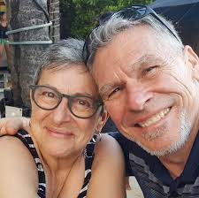 What is the dress code for a la carte restaurants in Cuba?