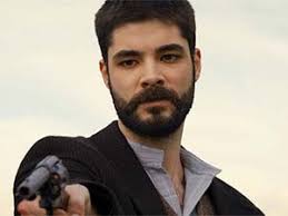 قصة مسلسل الحمامة güvercin تدور حول زلف الذي تم رميها في بئر في مكان مهجور لا يوجد به حتى طيور تطير. Ø§Ù„Ù…Ù…Ø«Ù„ Ø§Ù„ØªØ±ÙƒÙŠ ØºÙŠÙ†Ø¬Ùˆ Ø§ÙˆØ²Ø§Ùƒ Ø§Ù„Ø°ÙŠ Ù„Ø¹Ø¨ Ø¯ÙˆØ± Ø§Ù„Ø«Ø§Ø¦Ø± Ù…Ø­Ù…Ø¯ ÙÙŠ Ø§Ù„Ù…Ø³Ù„Ø³Ù„ Ø§Ù„ØªØ±ÙƒÙŠ Ø§Ù†Øª ÙˆØ·Ù†ÙŠ Genco Ozak ØªØ±ÙƒÙŠØ§ Ø§Ø¯ÙˆÙŠØª