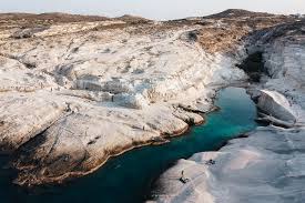 Die meisten bewohner pendeln nach deutschland, nur etwa ein dutzend personen leben heute (stand 2010) permanent dort. Sarakiniko Beach Milos Griechenlands Mondlandschaft