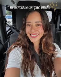 Qué feliz me hace sonreír sin darme cuenta. Saber estar solo. Las primeras  veces. La buena compañía. Las ganas. La intensidad. El placer mutuo. Las  miradas previas al beso. Los besos en