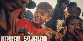 Capo di fret 2 (intro) am f am f am f am f g am f am f g am f am f g c c bm masih tersimpan am dalam benakku f sosok dirimu g c yang begitu indah bm am kepergianmu. Lirik Dan Chord Lagu Duduk Sama Rata Berdiri Tanpa Raja Dari Mara Fm Kompas Com Line Today