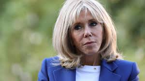 Si elle l'est sans conteste avec son mari qu'elle soutient corps et âme, elle l'est aussi dans la vie avec ses amis, lorsque ces derniers en ont besoin. Traverser La Rue Pour Trouver Un Job L Explication De Brigitte Macron Ce Soir