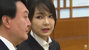 윤석열 부인 김건희를 '사모'라는 존칭으로 예우하는 법조기자들…퀴퀴하다” - 굿모닝충청