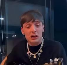 El güey que todavía pone canciones de herencias de patrones