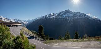 Hoher grenzpass zwischen ötztaler alpen und stubaier alpen, der das ötztal in tirol mit dem passeiertal in südtirol verbindet und vor allem als ausflugsstraße für pkw und motorräder von bedeutung ist. Timmelsjoch High Alpine Road Tourist Attraction St Leonhard In Passei