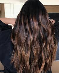 Pour un balayage sur cheveux châtains, on cherche à retrouver une nuance qui flatte le teint. 60 Coiffures Avec Des Cheveux Brun Fonce Avec Des Reflets