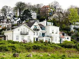 Die geschichten aus der zeit «sollten endlich mal verfilmt werden», sagt. Treppenviertel In Hamburg Blankenese Mediterranes Flair An Der Elbe