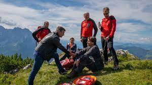 Schauspielerin monika baumgartner, die mama vom 'bergdoktor', spricht in der az über ihr mittlerweile schmerzfreies leben zwischen berg und tal. Der Bergdoktor Aus Mut Gemacht Zdf Handlung Drehorte Und Schauspieler Der Folge Gestern Film Tv Serien