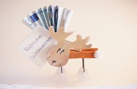 Holzarbeiten sorgen als deko für jede menge gemütlichkeit in der stube . Elch Mit Geldschein