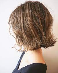 ハイトーン切りっぱなしボブ 26 のカールアイロンで外ハネに カラーは1度ブリーチをして 色を入れるので 合計2回します 外国人風カラーで 透明感がでるので 肌が白い方にオススメです ショートや切りっぱなしボブのオーダーが増えてきました