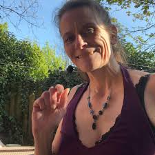 How to give and receive gifts from other players?