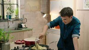 le secret de loic fou de cuisine pour obtenir des pates ultra cremeuses sans creme video rtl people