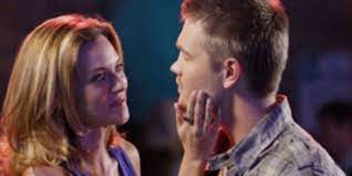 Lucas et elle partent en pleine nuit pour hilton head, en caroline du sud, pour identifier un corps rejeté par les eaux. Les Freres Scott Lucas Scott Et Peyton Sawyer De Retour