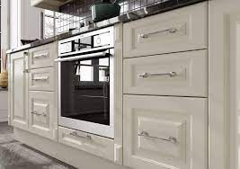 Retro ve şaşalı tasarımları barındıran 160 mm dolap kulpu, ayrıcalıklı stil arayan kullanıcıların beğenilerine sunulan modellerdir. Mutfak Dolaplarinda Kulp Secimi Nasil Yapilmalidir