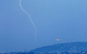 C'est parce que un orage arrive quand l'air est instable et n'arrive jamais à une hauteur avec une. Un Orage Peut Il Faire S Ecraser Un Avion Le Parisien