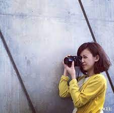 剪短頭髮 最困擾的就是當頭髮留到肩膀附近 要長不長 要翹不翹的長度 最讓人不耐煩 這時候再去剪短會覺得可惜 但留長卻又令人煩躁 中長髮的尷尬過渡 期 我們發現有不少女星也都曾經經歷 我們分類出六款中長髮造型 過渡期也可以很美麗 mirror selfie beauty