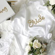In 2020, there are infinite ways to shop for the best bridal shower gifts that'll stand out from a regular ol' cutting board, like a personalized cutting board! Wedding Gift Ideas Bride To Be Gift Box Bridal Shower Gifts