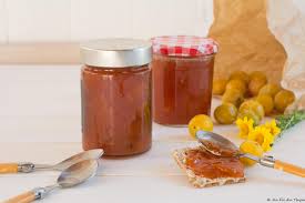 Rpartissez les fruits dans 2 bocaux. Confiture De Mirabelles Touche De Cannelle Au Fil Du Thym