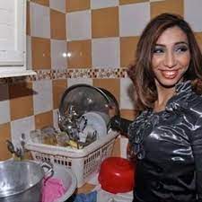استعادت الإعلامية الكويتية مي العيدان، من خلال حسابها الخاص في إنستغرام صورة من أرشيف الفنانة المغربية دنيا بطمة، بدت فيها الأخيرة صغيرة في السنّ وبملامح طبيعية ونحافة لافتة. ØµÙˆØ±Ø© Ù‚Ø¯ÙŠÙ…Ø© Ù„Ø¯Ù†ÙŠØ§ Ø¨Ø·Ù…Ø© ÙˆÙ‡ÙŠ ØªÙ‚ÙˆÙ… Ø¨Ø£Ø¹Ù…Ø§Ù„ Ø§Ù„Ù…Ø·Ø¨Ø® ØªÙƒØ´Ù Ø®Ø¶ÙˆØ¹Ù‡Ø§ Ù„Ù„ÙƒØ«ÙŠØ± Ù…Ù† Ø¹Ù…Ù„ÙŠØ§Øª Ø§Ù„ØªØ¬Ù…ÙŠÙ„