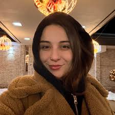 Blueface attempts to style his girlfriend's hair after fans kept telling  her to get her hair done 👀😅