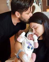 Almeda abazi ile evliliğini dolu dizgin devam ettiren oyuncu tolgahan sayışman, eşi için 914 bin tl'yi gözden çıkardı. Almeda Abazi Kimdir Tolgahan Sayisman In Esi Almeda Abazi Kimdir Almeda Abazi Hayati Ve Biyografisi Haberler