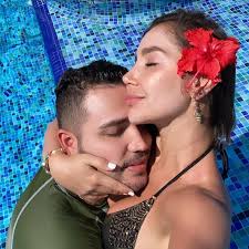 En la piscina Paola Jara y Jessi Uribe derrocharon amor