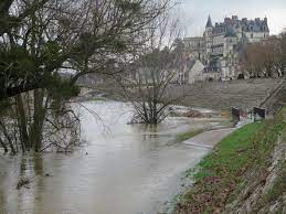 Peuplé de 607 760 habitants, sa préfecture est tours. Photos Crues La Loire Aurait Atteint Sa Hauteur Maximale A Tours Ce Dimanche Matin