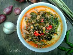 Daun singkong merupakan salahsatu jenis sayuran mantap dengan bergama kebaikan terkadung di dalamnya. Cara Membuat Gulai Daun Singkong Yang Mudah Yeni Helda Com