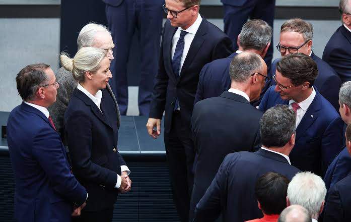 Valse start voor bondskanselier Merz: Trump, Musk en Vance lachen in hun  vuistje | Het Parool