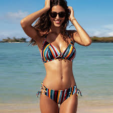 Des femmes stylées sur la plage ici des maillots à l'esprit graphique travaillé dans des coloris chic noir beige blanc soutenus pour des imprimés graphiques aux couleurs contrastées. Maillots De Bain Femme Chic Et Glamour