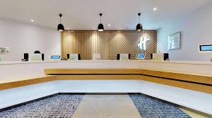 7.31 mi (11.76km) from city center. Holiday Inn Gatwick Airport