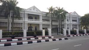 The royal gallery is currently chaired by then nephew of salahuddin of selangor, tengku indera pahlawan diraja selangor (yang amat dihormati tengku dato' setia putra alhaj bin tengku azman shah alhaj).1. Mohd Faiz Bin Abdul Manan Galeri Diraja Sultan Abdul Aziz