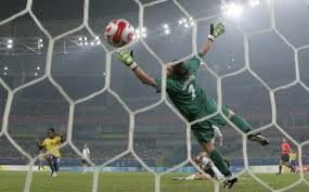 Wenn sie sich vor einem millionenpublikum ausziehen können, kann der zuschauer. Nationaltorhuterin Nadine Angerer Bodenstandige Vielfliegerin Fussball Faz