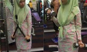 Baju kaos,kemeja, celana panjang, sampai celana pendek, entah baru dibeli maupun bekas dimasukkan ke kardus agar bisa nakim bawa saat berangkat nanti. Siapa Sebenarnya Gadis Dumbbel Berbaju Kurung Di Gim Ni Jom Tengok Video Aksi Gadis Cantik Ni