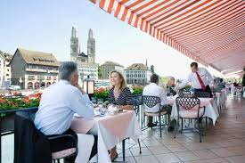 die schonste terrasse von zurich mit ausblick auf die zurcher altstadt das grossmunster und den zurichsee altstadt schone terrasse zurich