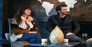 Can yaman 2017 yaz sezonunda star tv kanalında yayınlanmaya başlayan dolunay dizisi ile dolunay dizisinde güzel oyuncu özge gürel ile baş rolü paylaşan can yaman, dolunay dizisinde. Dolunay In Yildizlari Can Yaman Ve Ozge Gurel Den Samimi Cevaplar Magazinn Com