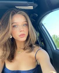 Ella Swanson's Instagram, Twitter & Facebook