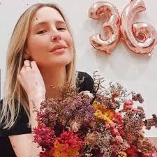 Hoje é o dia da minha adorável e amada filha Nicole. Uma mulher linda, de  sorriso cativante, delicada e com um espírito de paz. Ela é a alegria que  contagia e erradia