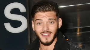 The latest tweets from rayane bensetti (@bensettirayane). Photo Rayane Bensetti En Plein Atelier Peinture Il Devoile Son Torse Muscle Voici