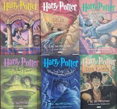 Büyücü anne ve babasının gizemli bir şekilde ölümünden sonra harry potter, kendisine siğıntı gibi davranan akrabaları ile yaşamaya başlamıştır. Harry Potter Felsefe Tasi Sirlar Odasi Azkaban Tutsagi Ates Kadehi Melez Prens Zumruduanka Yoldasligi 1 2 3 4 5 6 J K Rowling Ikinci El Kitap Kitantik 343191000614